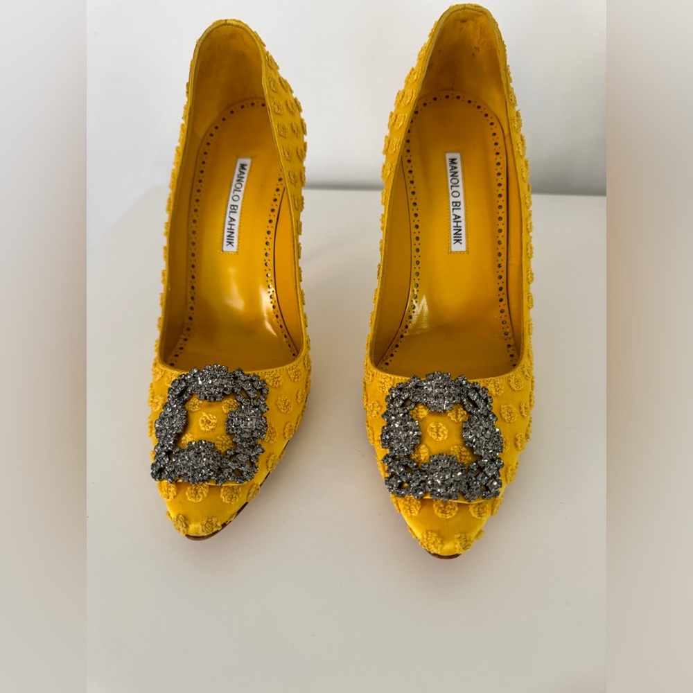 Manolo Blahnik Hangisi 90 in yellow